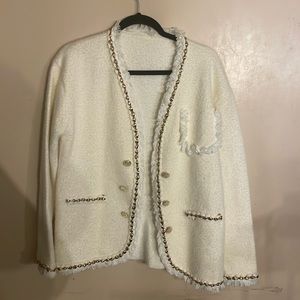 Cute cream sweater gotten from loco shop